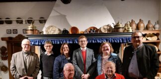 Der stellvertretende Bürgermeister Wolfgang Preuß, Fraktionsvorsitzender Manfred Hoffmann, Bundestagsabgeordnete Kerstin Griese, Ortsvereinsvorsitzender Niels Sperling, stellvertretende Ortsvereinsvorsitzende Ann Kathrin Buschmann und Kreisvorsitzender Jens Geyer stehen hinter den Jubilaren Bernd Schmitt (50 J.) und Horst Dahlmann (40 J.). Foto: SPD