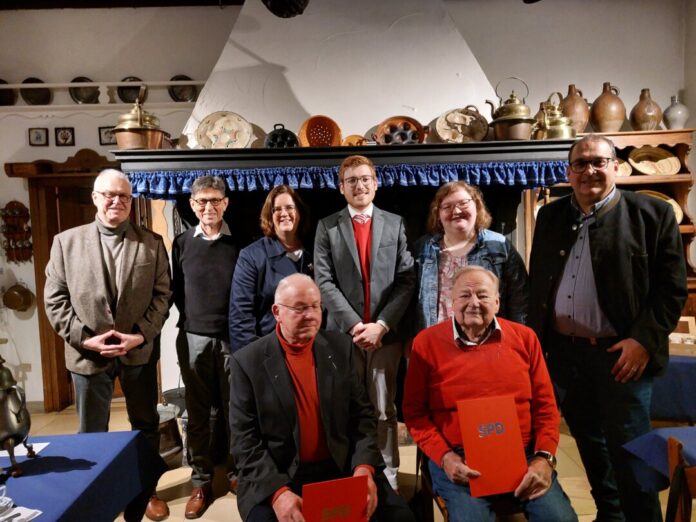 Der stellvertretende Bürgermeister Wolfgang Preuß, Fraktionsvorsitzender Manfred Hoffmann, Bundestagsabgeordnete Kerstin Griese, Ortsvereinsvorsitzender Niels Sperling, stellvertretende Ortsvereinsvorsitzende Ann Kathrin Buschmann und Kreisvorsitzender Jens Geyer stehen hinter den Jubilaren Bernd Schmitt (50 J.) und Horst Dahlmann (40 J.). Foto: SPD