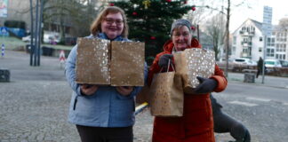 Die stellvertretende Ortsvereinsvorsitzende Ann Kathrin Buschmann (l.) und 60 plus-Beauftragte Bettina Molitor haben zahlreiche Tüten gepackt und an die Tafel übergeben. Foto: SPD