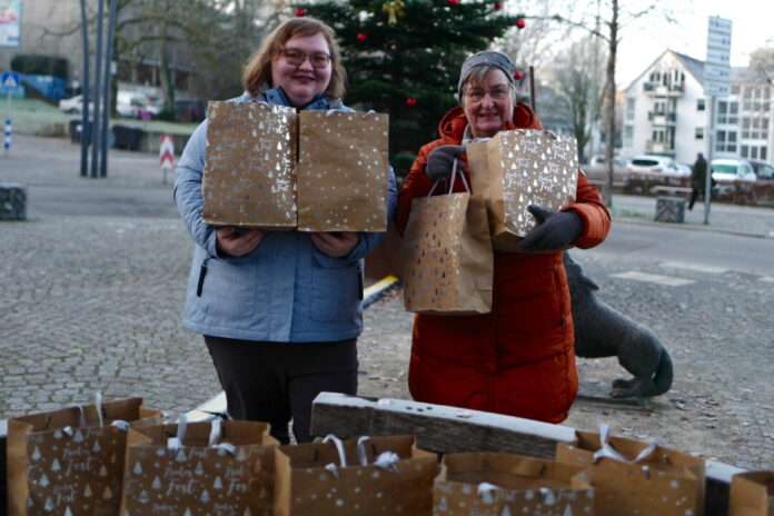 Die stellvertretende Ortsvereinsvorsitzende Ann Kathrin Buschmann (l.) und 60 plus-Beauftragte Bettina Molitor haben zahlreiche Tüten gepackt und an die Tafel übergeben. Foto: SPD
