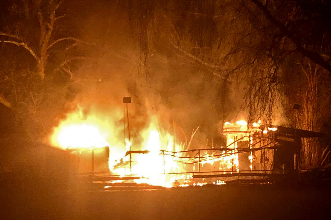 Bei Eintreffen der Feuerwehr brannte das Vereinsheim schon in voller Ausdehnung. Foto: Feuerwehr Velbert