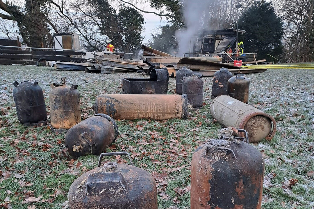Am Gebäude gelagerte Gasflaschen wurden geborgen. Foto: Feuerwehr Velbert