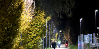 In Heiligenhaus gibt es schon Licht auf dem Panorama-Radweg. Und der wird deshalb auch in den winterlichen Abendstunden gerne genutzt. Foto: Mathias Kehren