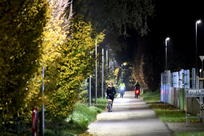 In Heiligenhaus gibt es schon Licht auf dem Panorama-Radweg. Und der wird deshalb auch in den winterlichen Abendstunden gerne genutzt. Foto: Mathias Kehren