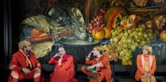 Das Deutsche Theater Berlin gastiert im Theater Duisburg: Der zerbrochene Krug von Heinrich von Kleist in einer Fassung von Anne Lenk und David Heiligers. Foto: Arno Declair