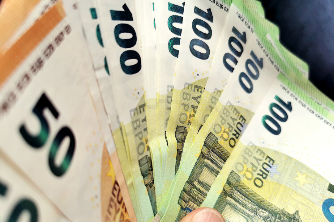50.000 Euro hat ein PS-Sparer aus Velbert kurz vor Weihnachten gewonnen. Foto: Mathias Kehren