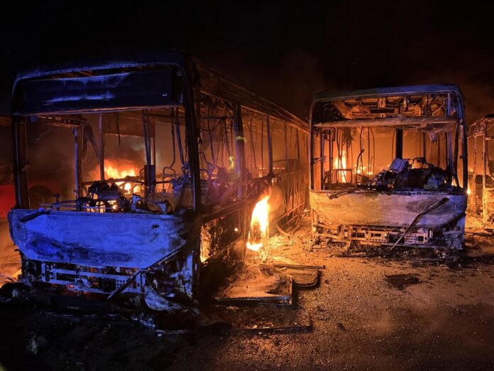 Unter anderem acht Busse wurden zerstört. Foto: Feuerwehr Velbert