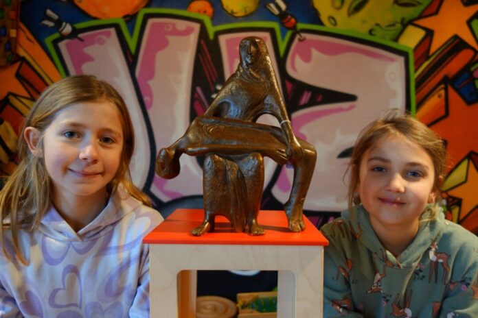 Leonie (links) und Mara freuen sich auf den Modellier-Workshop in den Ferien. Foto: Stadt Ratingen