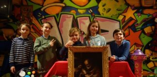 Die Kinder im Jugendzentrum, Weihnachtsdeko und das Ölgemälde. Foto: privat