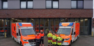 Ein Rettungswagen und ein Mehrzweckfahrzeug. Foto: FW Ratingen