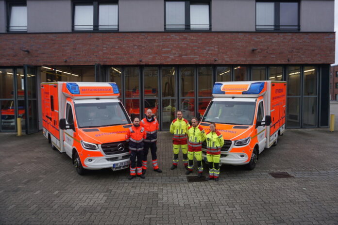 Ein Rettungswagen und ein Mehrzweckfahrzeug. Foto: FW Ratingen