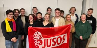 Der neue Kreisvorstand. v.l.n.r.: Cagatay Maloglu, Lars Gramm, Luis Klee, Alexandra Zambrodzki, Joshua Vogt, Ben Eisenblätter, Hannah Hammer, Dominik Budych, Felix Blossey, Alessandro Mustazzu (JSAG), Viola Krupa, Titus Neumann-Mahlkau, Melina Kleiner und Martin Haesen. Foto: Jusos Kreis Mettmann