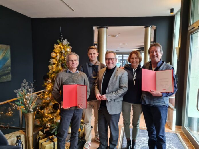 Freude bei der Ehrung: Bernhard Hadaschik, Martin Haesen, Peter Hackbeil, Simone Kunkel-Grätz und Frank Intveen. Foto: SPD Haan Freude bei der Ehrung: Bernhard Hadaschik, Martin Haesen, Peter Hackbeil, Simone Kunkel-Grätz und Frank Intveen. Foto: SPD Haan