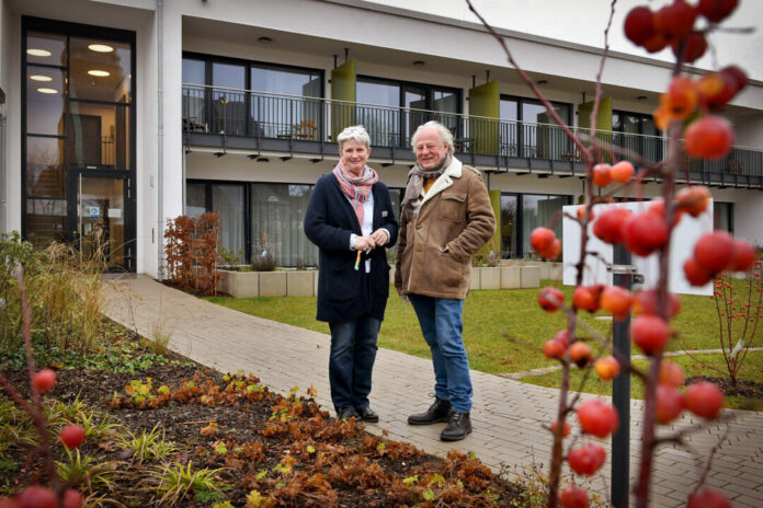 "Ein Teil der Hospizkosten muss aus Spenden stammen" - Regina Schnetzer und Dr. Johann Campean im Garten der Einrichtung an der Oststraße. Foto: Mathias Kehren