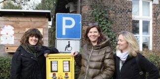 Landtagsabgegeordnete Ina Besche-Krastl und Bundestagsabgeordnet Ophelia Nick (beide Grüne) mit Sandra Ernst vor einem Bienenfutterautomaten. Foto: Grüne