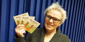 Marie-Helen Joël präsentiert das Buch „Hexe Kleinlaut und der strahlende Weihnachtsbaum“. Foto: TUP