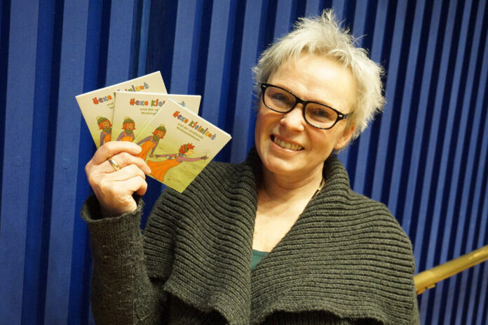 Marie-Helen Joël präsentiert das Buch „Hexe Kleinlaut und der strahlende Weihnachtsbaum“. Foto: TUP