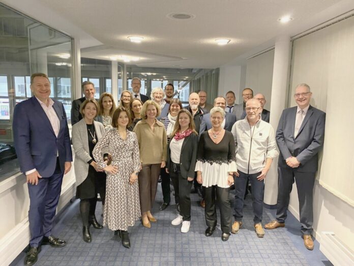 Freuten sich über das Wiedersehen: Die Jubilarinnen und Jubilare des Jahres 2021 folgten gerne der Einladung des Kreissparkassenvorstands Christoph Wintgen (l.) und Professor Svend Reuse (r.). Foto: Kreissparkasse