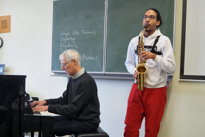 Joshua Poroye und sein Mentor, Paul Lindner, wissen, wie sie ihr Publikum begeistern. Foto: privat