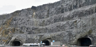 Drei Portale in der Steilwand des Steinbruchs Rohdenhaus-Nord führen künftig in das erste Kalksteinbergwerk in NRW. Foto: Mathias Kehren