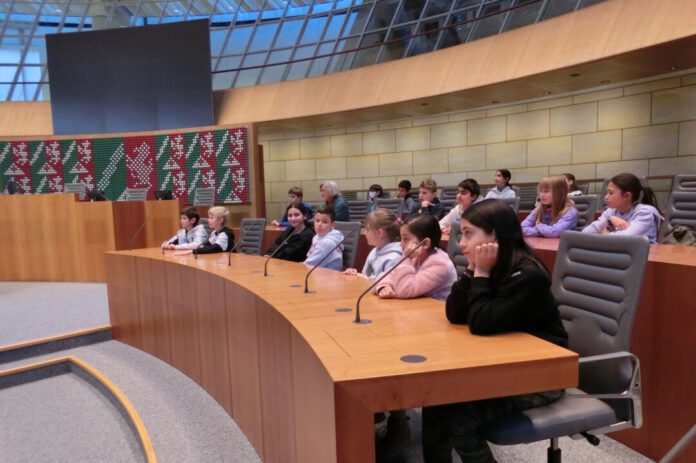 Die Mitglieder des Kinderparlamentes Erkrath besuchten im Dezember den nordrhein-westfälischen Landtag in Düsseldorf. Foto: Stadt Erkrath