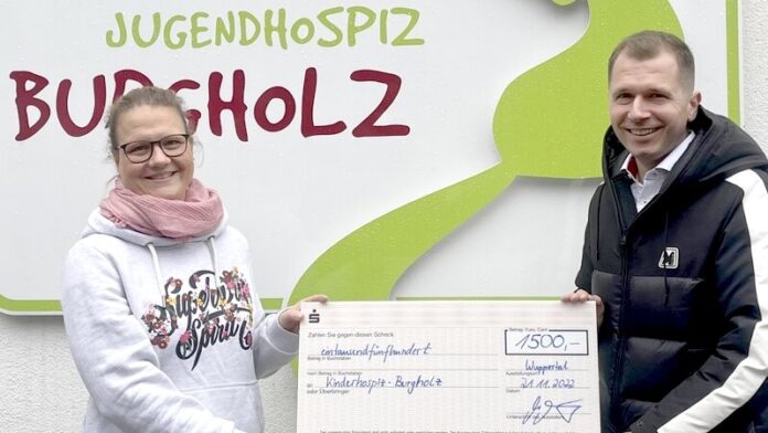 Für das Bergische Kinderhospiz hatte Michael Männing einen symbolischen Scheck über 1.500 Euro im Gepäck. Foto: Männing