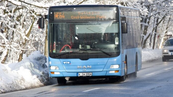 Ein Bus der WSW auf einer verschneiten Straße. Foto: WSW