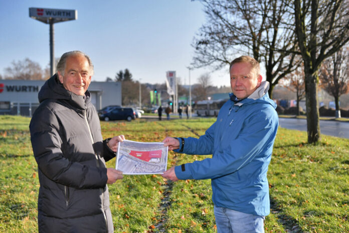 Rainer Schule und Andreas Sauerwein haben die Pläne für das freie Grundstück an der Velberter Straße, gegenüber von Real, vorgestellt. Foto: Mathias Kehren