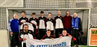 Die Rainbow Stars Soccer zusammen mit Lars Glindemann (SSVg Velbert) sowie Otto Flach und Jörg Heeren als Vertreter des Stammtischs "#zweitausend20". Foto: Verein