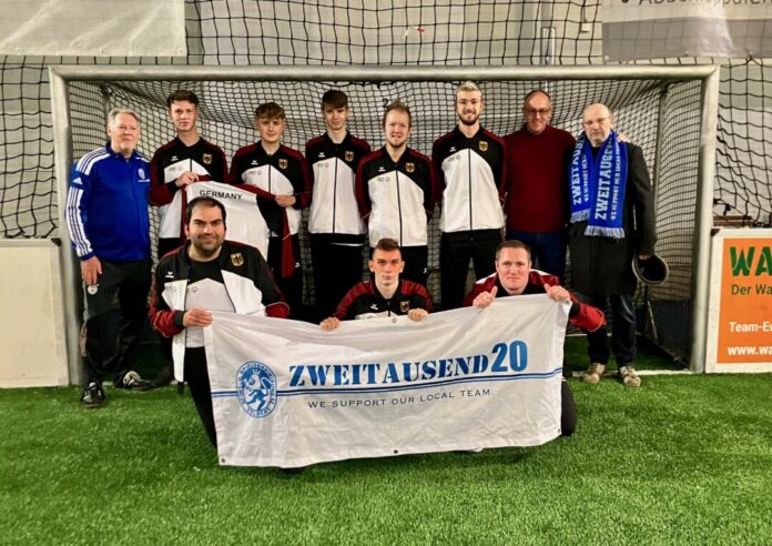 Die Rainbow Stars Soccer zusammen mit Lars Glindemann (SSVg Velbert) sowie Otto Flach und Jörg Heeren als Vertreter des Stammtischs "#zweitausend20". Foto: Verein