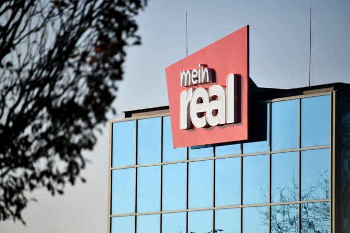 Das "Mein Real"-Logo an einem der Märkte. Foto: Mathias Kehren
