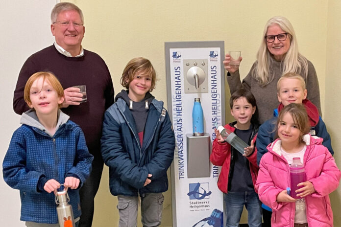 An der Adolf-Clarenbach-Schule wird jetzt Sprudelwasser aus dem neuen Spender gezapft. Foto: privat