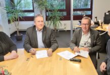 Kulturdezernentin Michaele Berster, Bürgermeister Rainer Ritsche, Martin Fornefeld und Ulrich Becker als Vorstand der Zeittunnel Wülfrath Genossenschaft unterzeichnen den neuen Vertrag für die Betriebsführung des Zeittunnels. Foto: Stadt Wülfrath