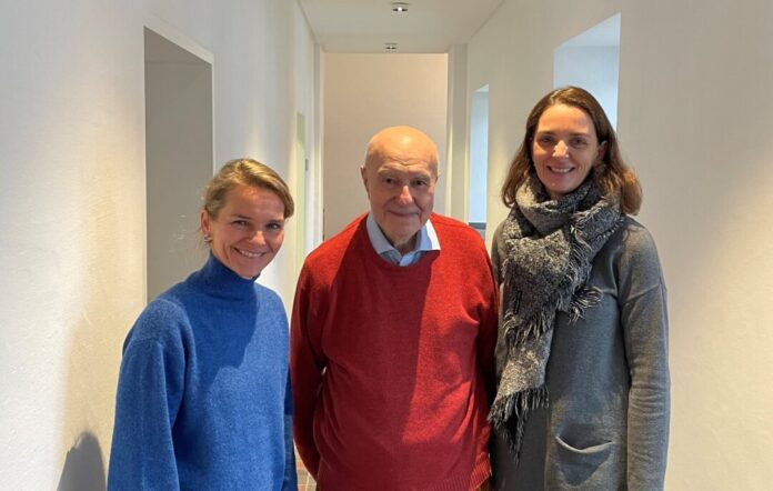 VHS-Leiterin Britta Jansen und VHS-Fachbereichsleiterin Alexandra Fuhr mit Vaclav Snop. Foto: VHS