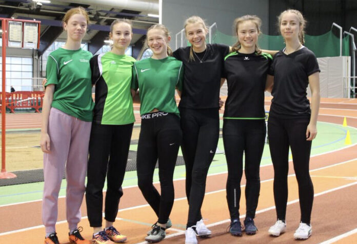 Einige der jungen Athletinnen des TV Ratingen beim Hallenauftakt. Foto: privat