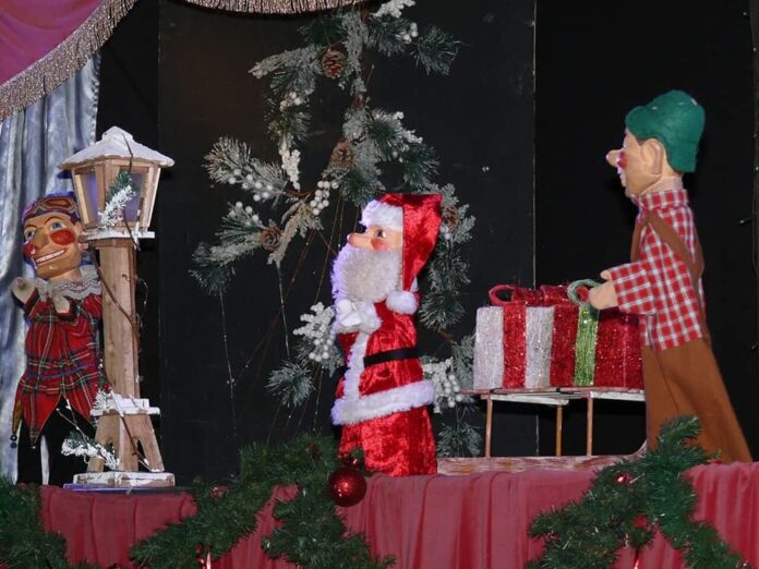 Auch eine weihnachtliche Puppengeschichte gibt es. Foto: Josef Tränklers Puppenbühne