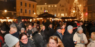 Die eisigen Temperaturen an diesem Wochenende sind genau richtig, um sich bei einem heißen Glühwein den Velberter Weihnachtsmarkt anzuschauen. Foto: Mathias Kehren