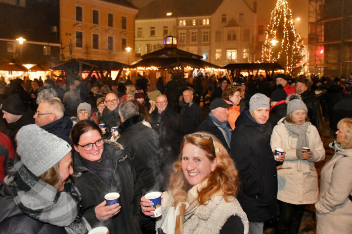 Die eisigen Temperaturen an diesem Wochenende sind genau richtig, um sich bei einem heißen Glühwein den Velberter Weihnachtsmarkt anzuschauen. Foto: Mathias Kehren