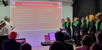 Gemeinsam wurden Weihnachtslieder gesungen - der Text wurde auf die Leinwand projiziert. Foto: Freundeskreis Städtepartnerschaften Wülfraths e.V.