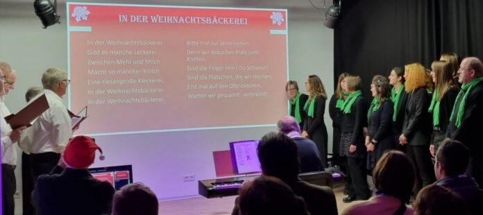 Gemeinsam wurden Weihnachtslieder gesungen - der Text wurde auf die Leinwand projiziert. Foto: Freundeskreis Städtepartnerschaften Wülfraths e.V.