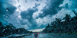 Autos sind an einem regnerischen Tag unterwegs. Foto: pixabay