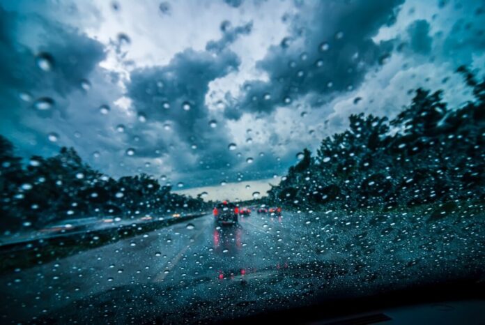 Autos sind an einem regnerischen Tag unterwegs. Foto: pixabay