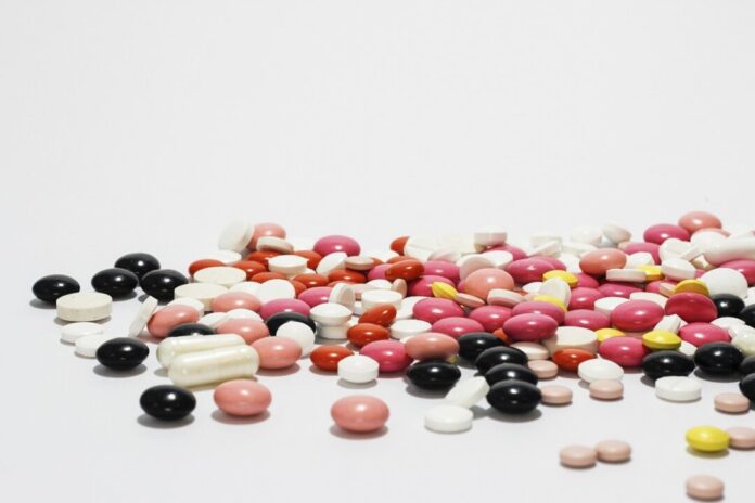 Verschiedene Tabletten und Kapseln liegen auf einem Tisch. Foto: pixabay