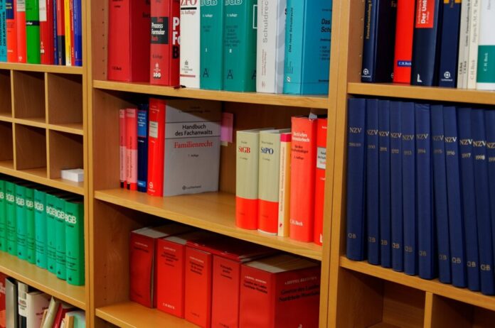 Juristische Fachliteratur in einem Bücherregal. Foto: pixabay