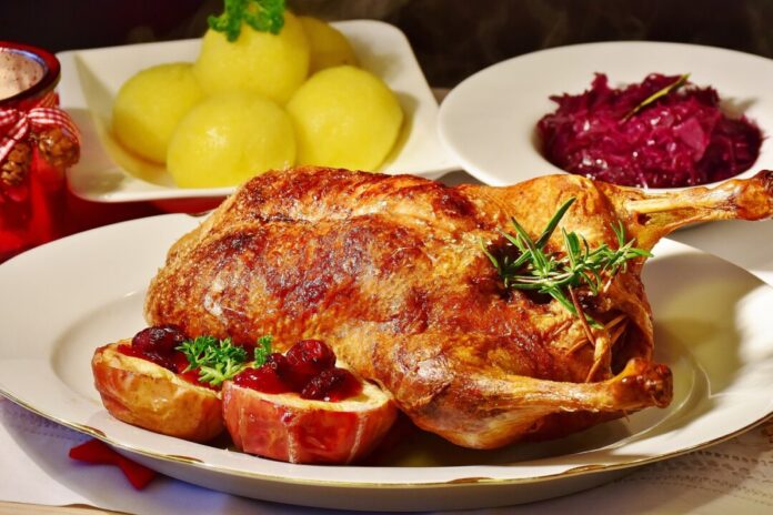 Ein Entenbraten auf dem Esstisch. Foto: pixabay