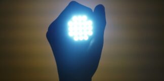 Das Licht einer Taschenlampe leuchtet. Foto: pixabay