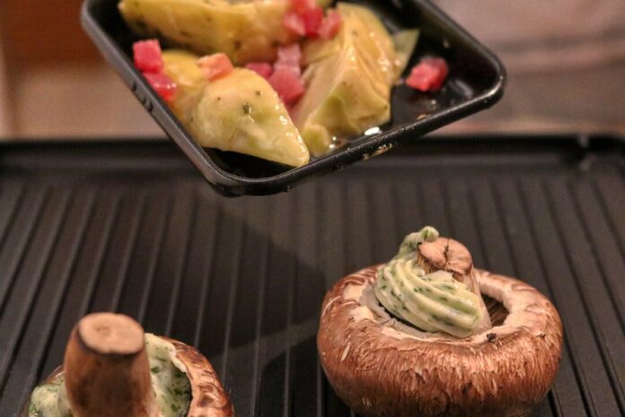 So ein Raclette-Abend ist gemütlich und lecker - für Ziervögel aber bei zu großer Hitze gefährlich. Foto: pixabay