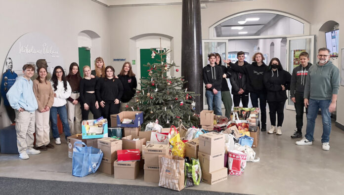 Das Velberter Gymnasium hat fleißig gesammelt: Am Ende konnten 135 Tüten von den Spenden gepackt werden. Mehr als je zuvor. Foto: privat