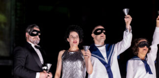 Philipp Noack (Ramas Iosebidze), Floriane Kleinpaß (Christine), Stefan Migge (Kostja), Janina Sachau (Kitty) in "Das achte Leben (Für Brilka)" nach dem Roman von Nino Haratischwili. Foto: Bettina Stöß