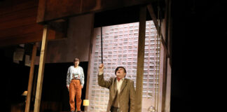 Trixi Strobel (Oskar) und Jan Pröhl (Mr. Black) in "Extrem laut und unglaublich nah" nach dem Roman von Jonathan Safran Foer. Foto: Birgit Hupfeld